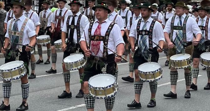 Баварские гуляния Там умеют веселиться не только в октябре ФОТО ВИДЕО