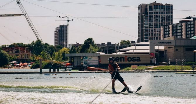 Вода драйв и победа в Днепре проходит Чемпионат Украины по воднолыжному спорту