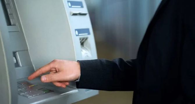 Именно эта операция в банкомате самая популярная у жителей Украины