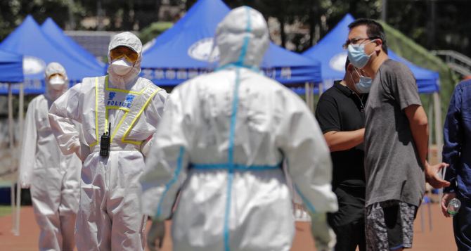 В Китае возвращаются антиковидные меры теперь вирус разносят комары уже тысячи зараженных