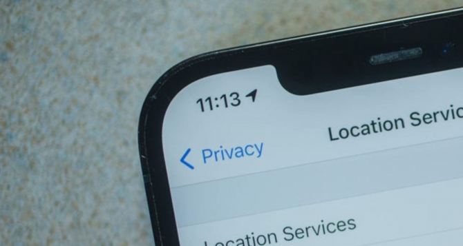 Що означає стрілка біля годинника на iPhone яка бентежить багатьох користувачів і як її вимкнути