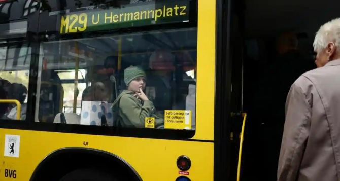 В некоторых регионах Германии школьникам и их родителям выдают бесплатные билеты на автобус поезд или трамвай