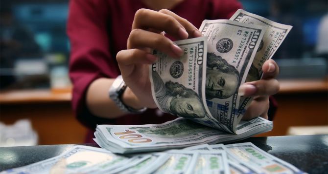 Курс долара США знижується Оголошено нові ціни на валюту в Україні