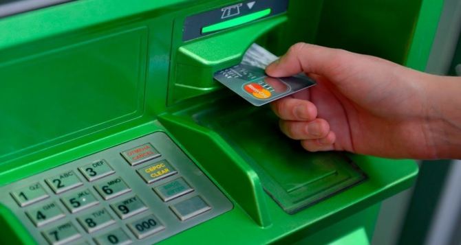 Пенсионерам раздадут новые карты в ПриватБанке без комиссий и переплат