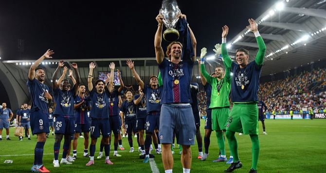 Мы оказались правы украинец смог поднять Суперкубок УЕФА над головой Ему и медаль подарили