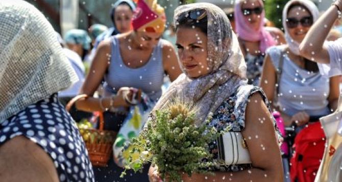 Почему накануне августа люди раньше несли в церковь цветы а сейчас мак и мёд
