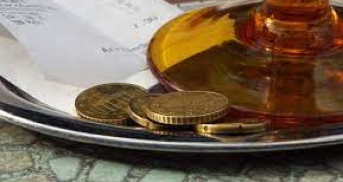 В Чехии хотят официально сделать чаевые частью зарплат