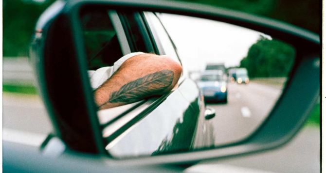 Для водителей ввели странный запрет теперь нельзя высовывать локоть из окна