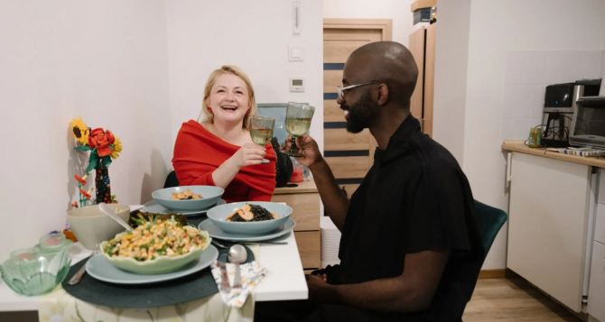 После  бесплатных ужинов перед смертью художник из Ганы передумал умирать