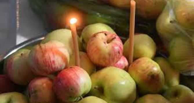 На Яблучний Спас яблука стали розкішшю Чому ціни рекордно високі і чого чекати від нового врожаю