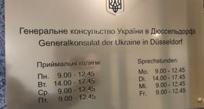Українців які виїхали за кордон просять звернути увагу на нововведення з документами