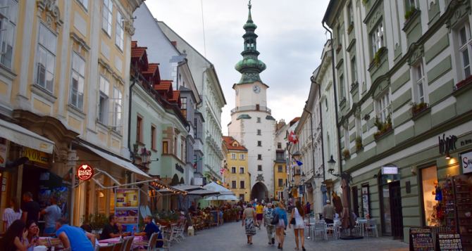 Украинцам в Словакии лучше не ходить быстро по тротуарам В парламенте рассматривается соответствующий законопроект