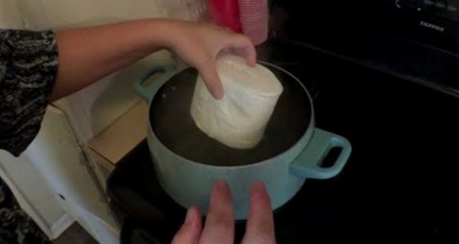 Варим туалетную бумагу в кастрюле решаем насущную проблему неожиданный лайфхак