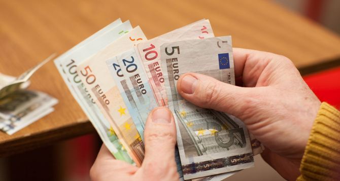 Минимальная заработная плата в Словакии вырастет до  евро В Украине она останется на уровне  евро