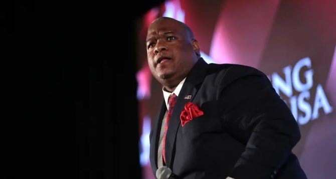 Приехал и сразу орден Зеленский в центре Киева отблагодарил двух приближенных к Трампу американцев