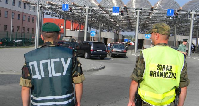 Мужчины смогут выезжать из Украины от  до  дней касается всех категорий