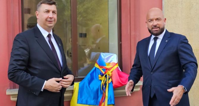 Как в Польше чтят украинскую культуру Во Вроцлаве неожиданно установили памятник украинскому герою