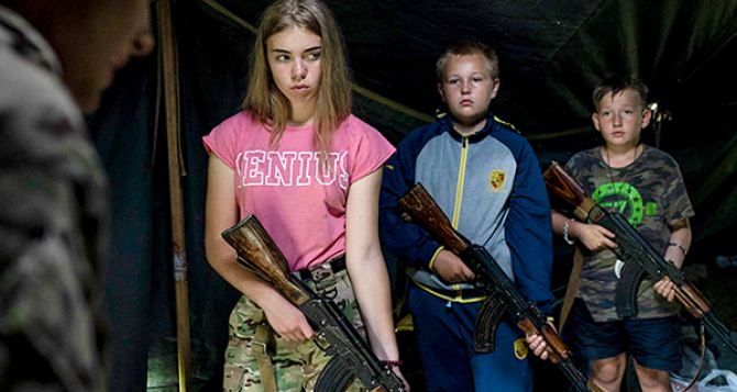 Украинских школьников будут готовить к войнам будущего Детям дадут настоящее оружие на уроках