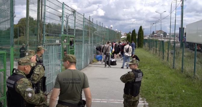 Украинцы представляют угрозу общественной безопасности Из Польши продолжают депортировать украинских граждан только за сегодня Украине передали  человек