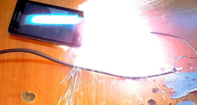 Смартфон взорвался в руках подростка Девочка госпитализирована ФОТО