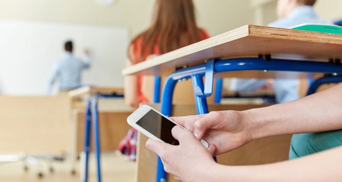 Школьная жизнь с сентября изменится Вводится строгий запрет на использование мобильных телефонов