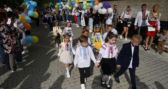 Сегодня сентября в школу пошло более  миллионов учеников по всему миру