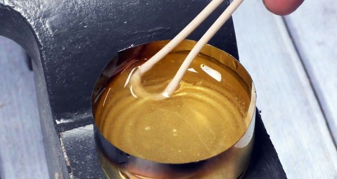 В Европе запрещено а у нас варят на кухне рецепт клея ПВА который прочнее покупного в  раз