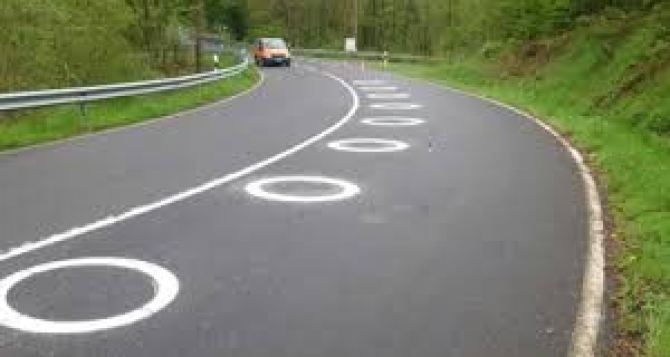 К сведению водителей на дорогах появится новая разметка в виде кругов Что она обозначает