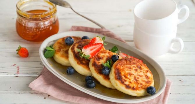 Пышные сырники из самого дешевого творога за  минут Три секрета для идеального бюджетного завтрака