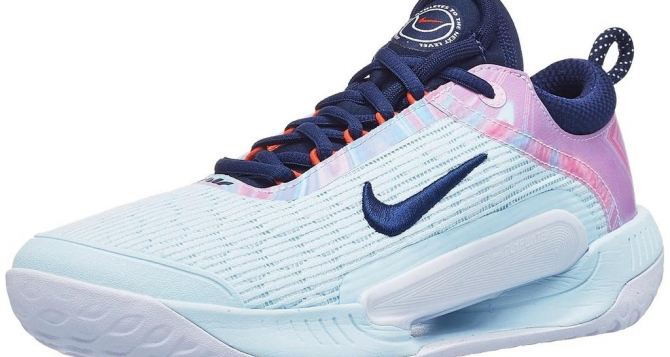 Две капли на губку и белые кроссовки как новые от грязи не останется и малейшего следа