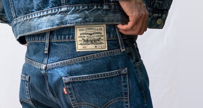 Как сделать чтобы тёмносиние джинсы не выцвели после нескольких стирок Советы от Levis