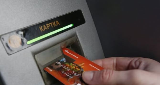 Первые пенсии зачислили на карты кто уже получил полный объем выплаты с задолженностями ПФУ информирует