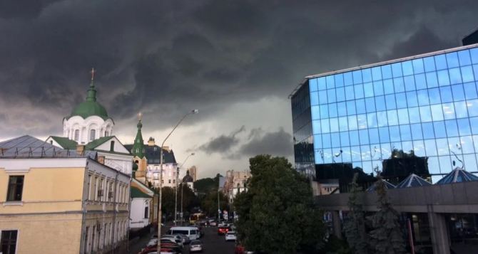 В Киеве объявили повышенный уровень опасности Ожидается страшная гроза