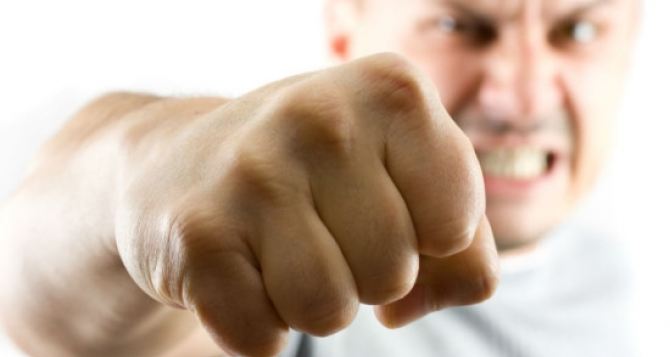 Один беженец заставил бояться себя  всю городскую ратушу в Германии Изза него наняли охрану но депортация ему не грозит