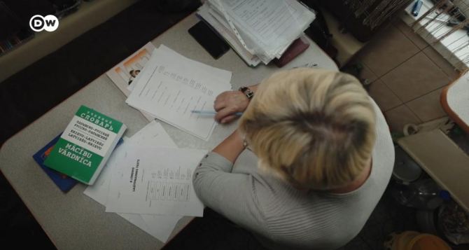 За несдачу экзаменов по языку Латвия выдворяет более  жителей страны с паспортами России