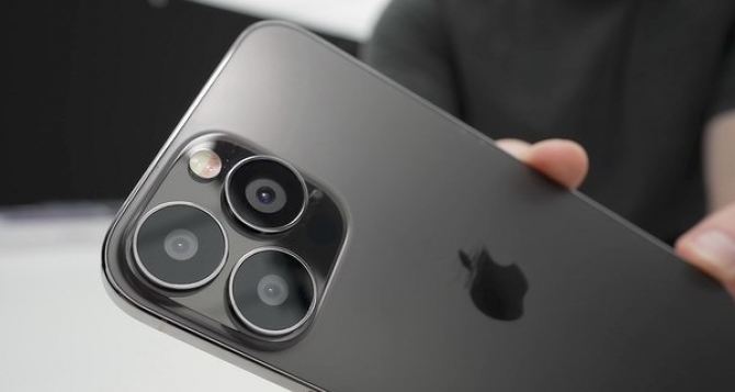 Украинцам напомнили о таможенных правилах при ввозе новых iPhone