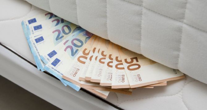 Сколько наличных денег нужно держать дома в Германии