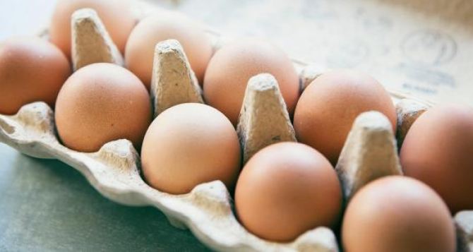 Теперь всегда ставлю пустую коробку от яиц в холодильник здорово выручает в хозяйстве