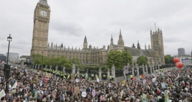Британцы не успокаиваются и продолжают массовые антимигрантские протесты