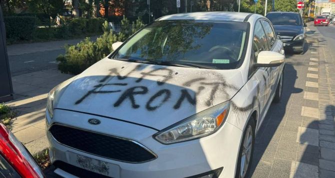 На фронт В Польше сорвали номерные знаки и расписали краской украинский автомобиль