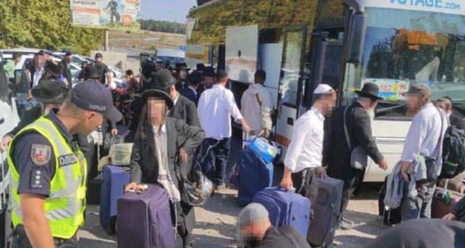 Хасидов в Умани заставят заплатить ещё по  гривен за каждый день в городе