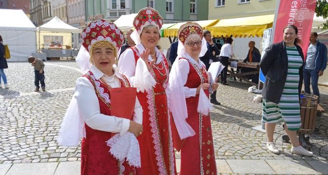 Пели русские песни в центре города и им ничего за это не было Как прошёл День встречи переселенцев