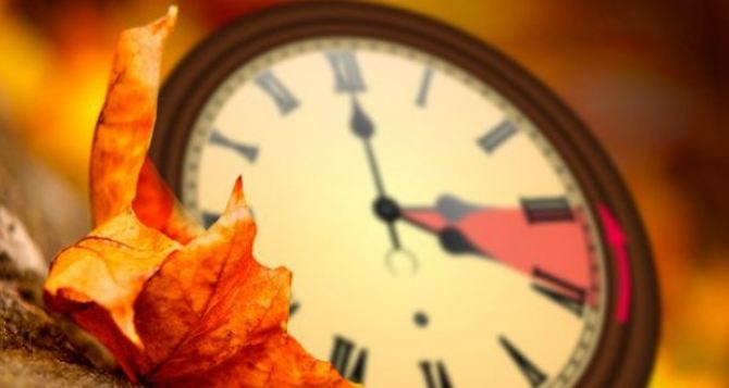 Последний перевод часов в  году Когда мы будем спать на час дольше а когда будильник зазвонит раньше