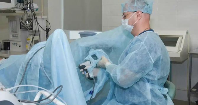 С помощью новой ти минутной процедуры можно избавится от аденомы простаты которой страдают до  мужчин