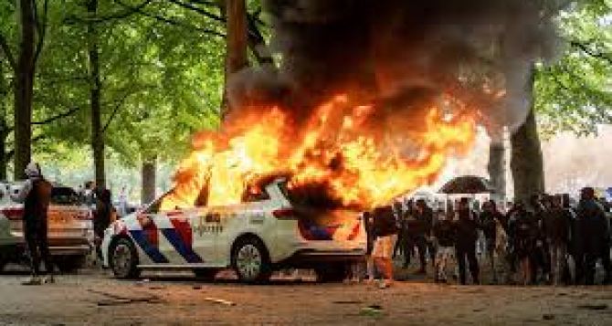 В Нидерландах полиции пришлось водометами разгонять многотысячные антимигрантские протесты Есть задержанные и пострадавшие