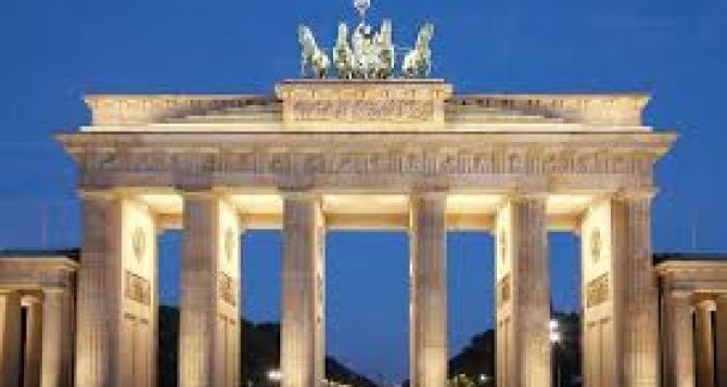 В апартаменты берлинского отеля заселили мигрантовромов Немцы возмущены ситуацией