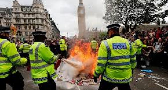 В столице Великобритании подожгли отель с мигрантами