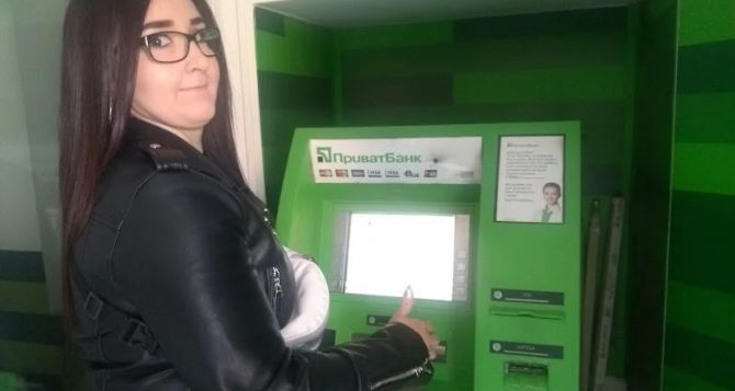 ПриватБанк сообщил о временной приостановке операций с карточками