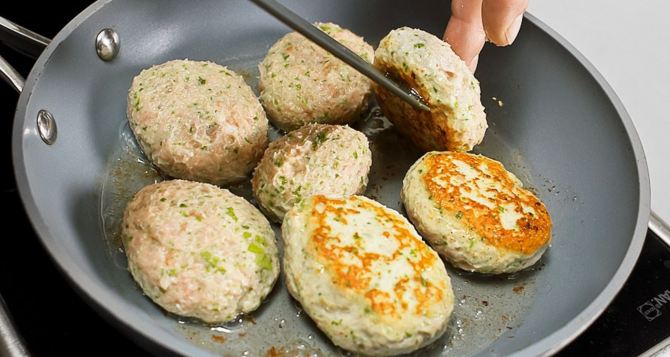 Лук в котлеты резать тереть или молоть Главный кулинарный секрет над которым ломают головы даже умелые хозяйки