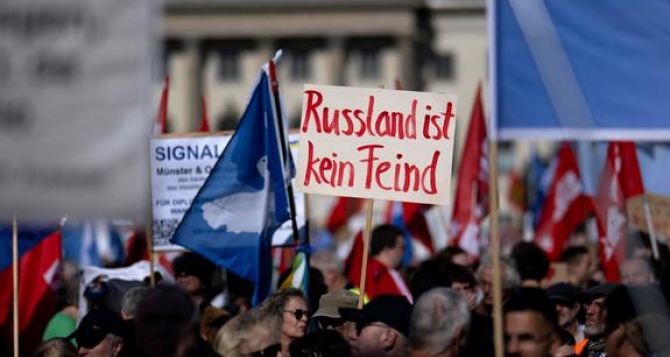 Жители ГДР и ФРГ объединились под лозунгом Нет войне Долой оружие